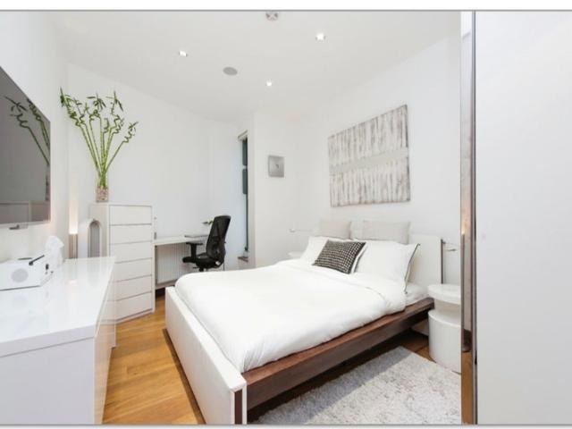 Flat for rent in Tooting Graveney, Greater London