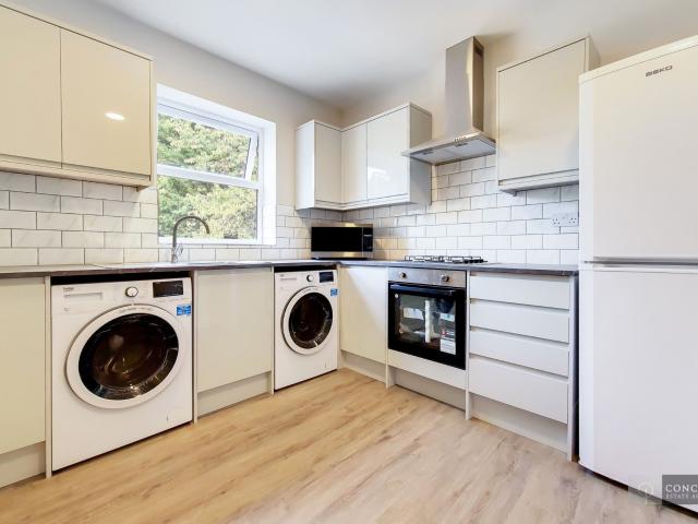 Flat for rent in Furzedown, Greater London