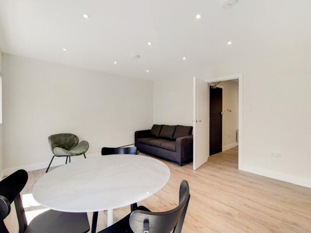Flat for rent in Furzedown, Greater London