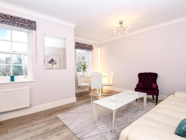 Flat for rent in Heol-las, Surrey