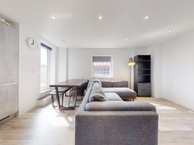 Flat for rent in Falcon Lodge, Wales