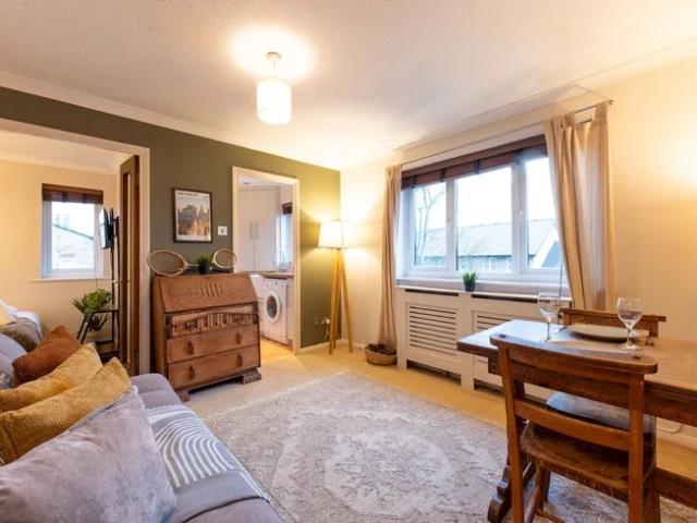 Flat for rent in College Park, Greater London