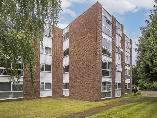 Flat for rent in Hampton Hill, Greater London