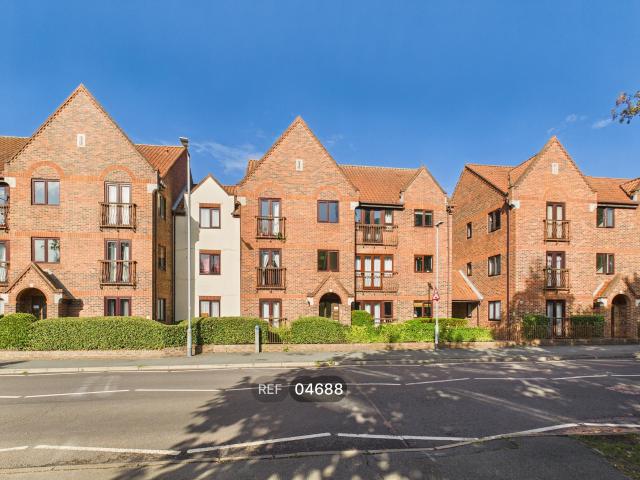 Flat for rent in Highwoods, Fordham Heath