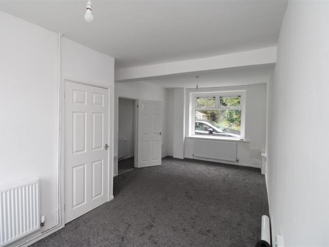 Flat for rent in Miskin, Wales