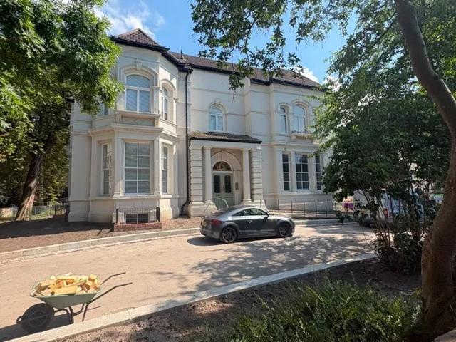 Flat for rent in Calderstones