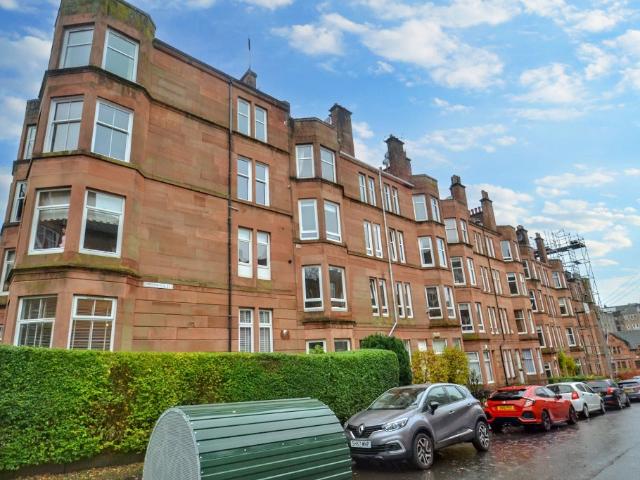Flat for rent in Shawmoss, Langside
