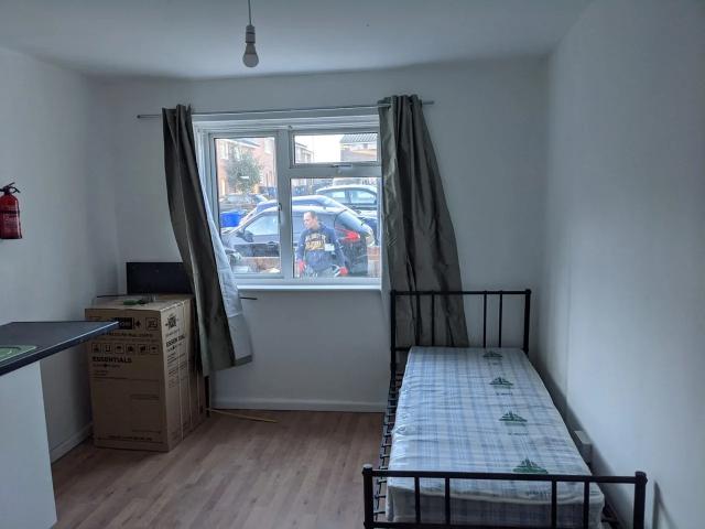 Flat for rent in London Borough of Ealing, Greenford