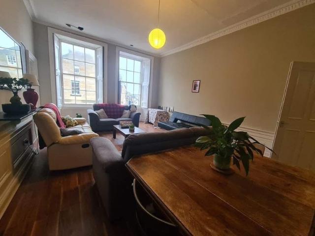 Flat for rent in Gayfield, Broughton