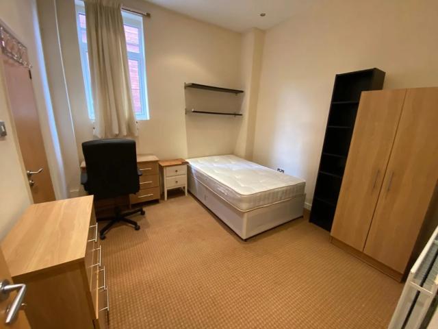 Flat for rent in Little Woodhouse, Leeds