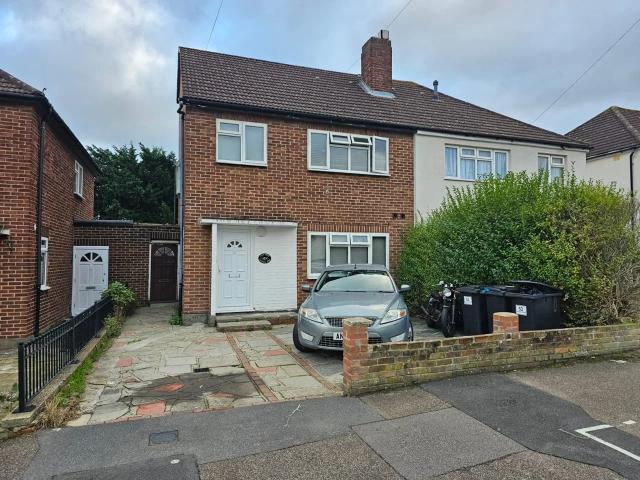 Flat for rent in Broom Hill, Greater London