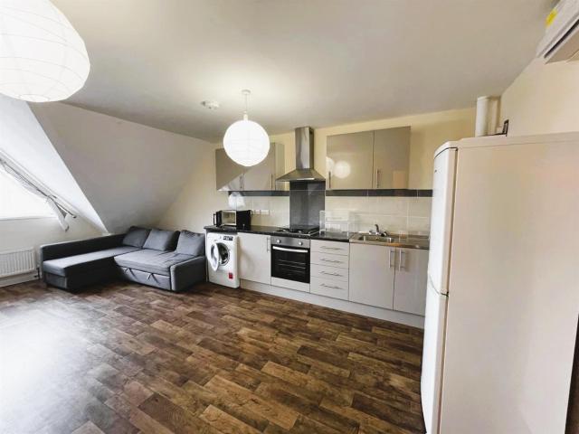 Flat for rent in London Borough of Hounslow, Heston