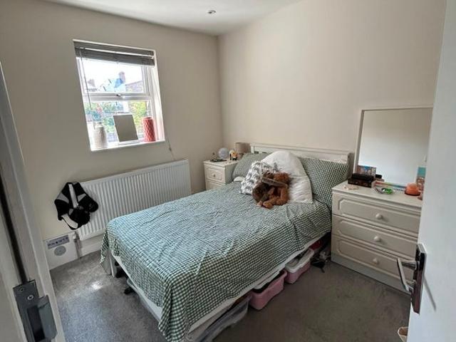Flat for rent in Furzedown, Greater London
