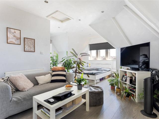 Flat for rent in Furzedown, Greater London
