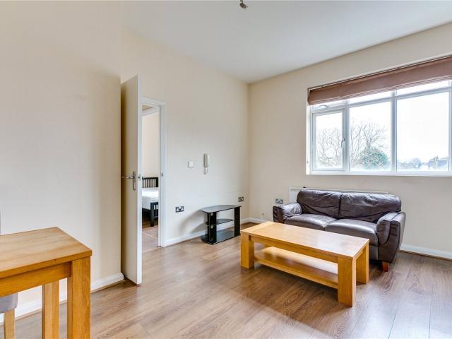 Flat for rent in Furzedown, Greater London