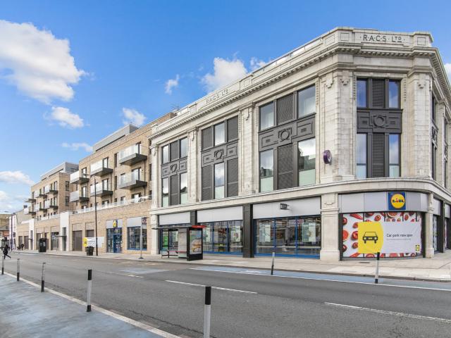 Flat for rent in Furzedown, Greater London