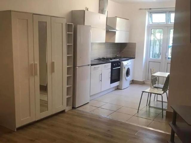 Flat for rent in Bowes, Greater London