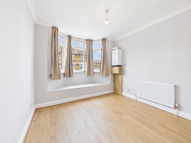 Flat for rent in Upton, Greater London