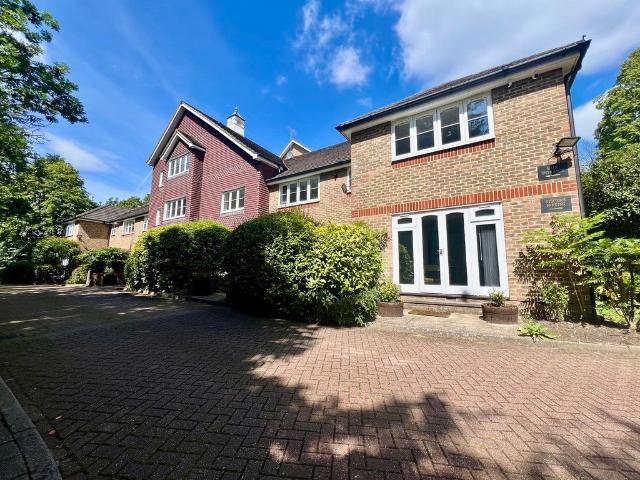 Flat for rent in Hatch End, Greater London