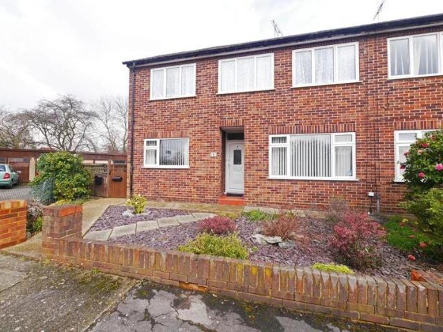 Flat for rent in London Borough of Hillingdon, Greater London