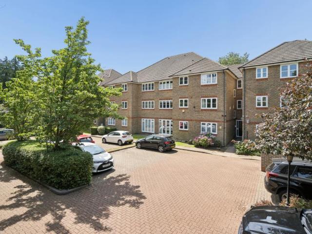Flat for rent in Hatch End, Greater London
