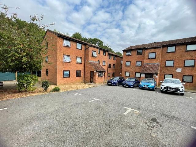 Flat for rent in Woodhall Farm, Pouchen End