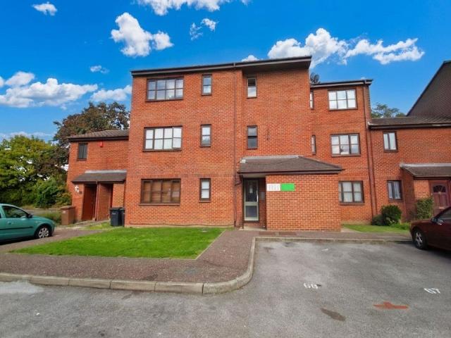 Flat for rent in Cowley, Greater London