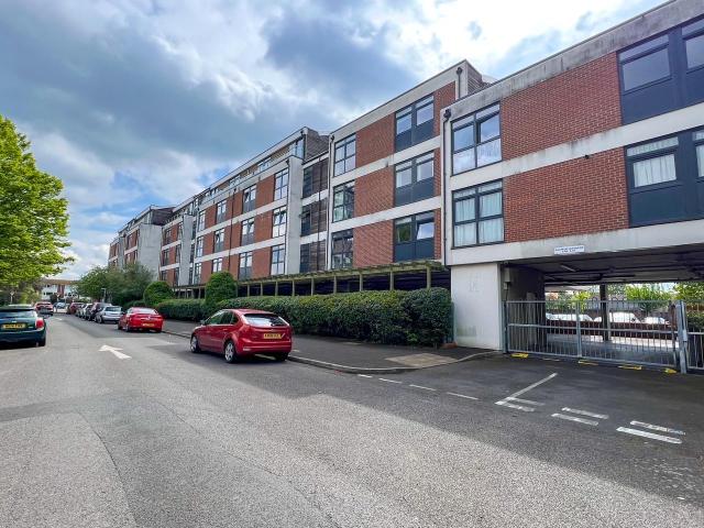 Apartment for rent in Blackhills, Surrey