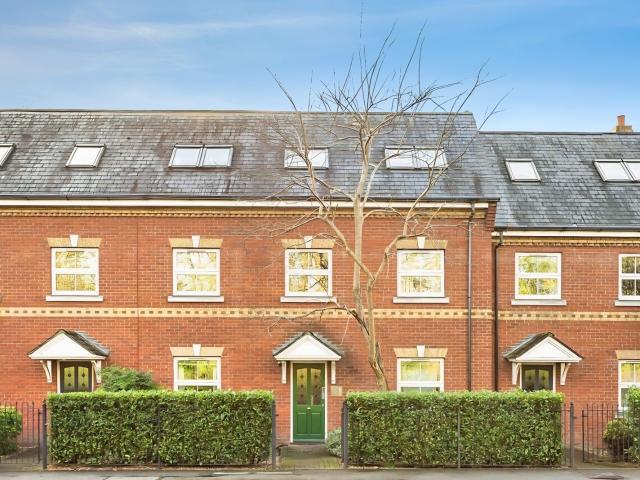 Flat for rent in Row Town, Surrey