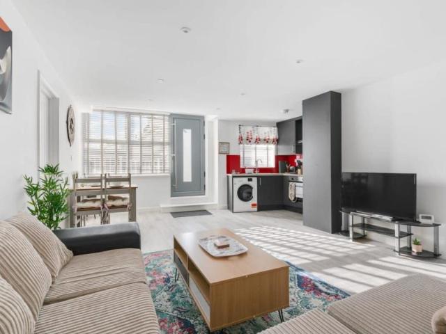 Flat for rent in Horsell, Woking