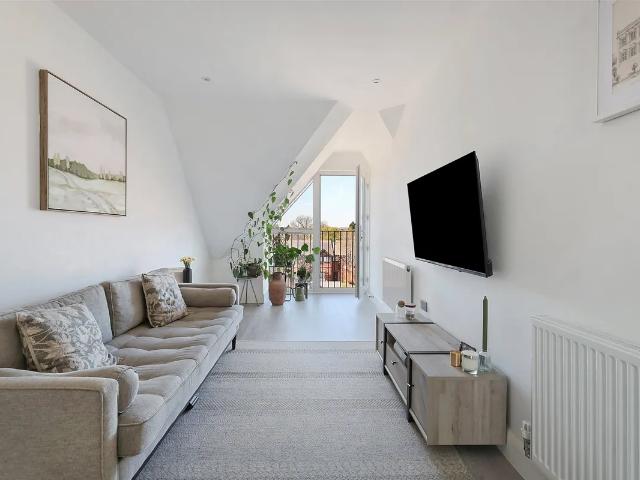 Flat for rent in Red Hill, Surrey
