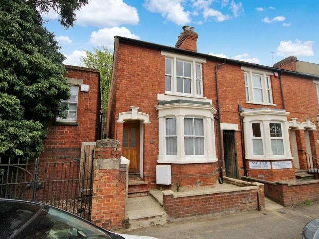 Flat for rent in Hatching Green, Five Acres