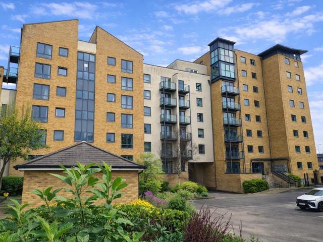 Flat for rent in Horsell, Woking