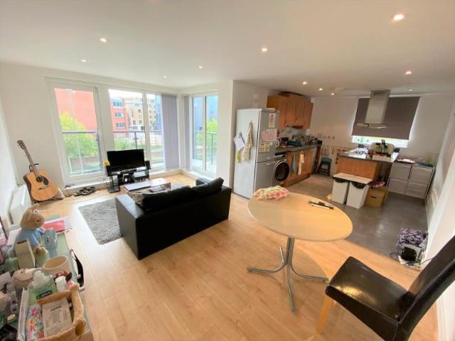 Flat for rent in Horsell, Woking