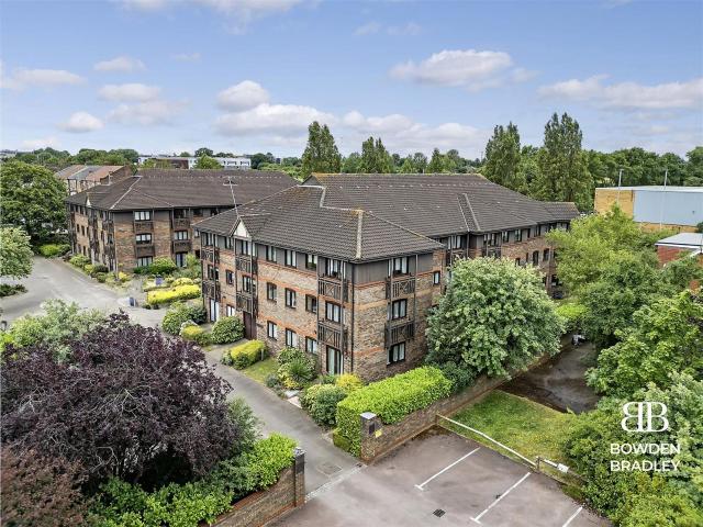 Flat for rent in Clayhall, Greater London
