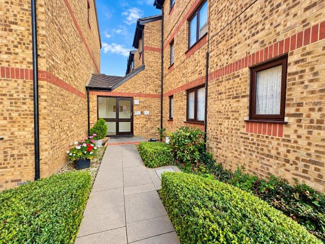 Flat for rent in London Borough of Havering, Greater London