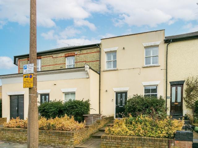 Flat for rent in Watford Heath, Watford