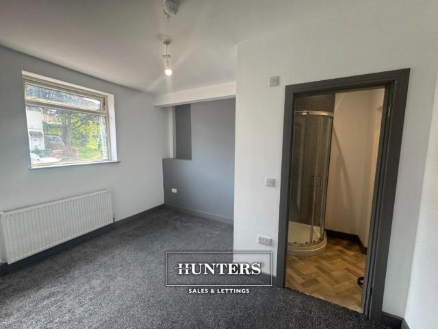 Flat for rent in Wakefield, Grove Town