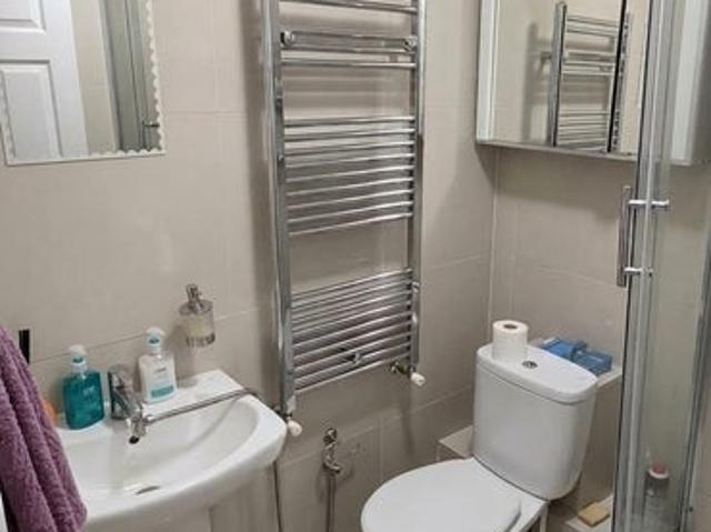 Flat for rent in Walham Green, Greater London