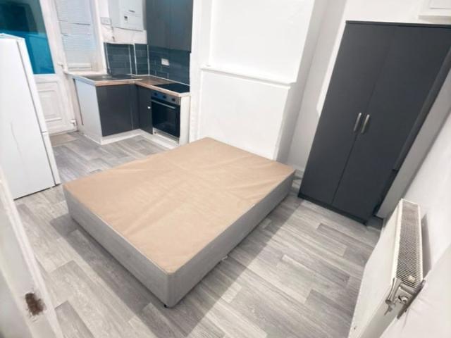 Flat for rent in Burnt Oak, Greater London