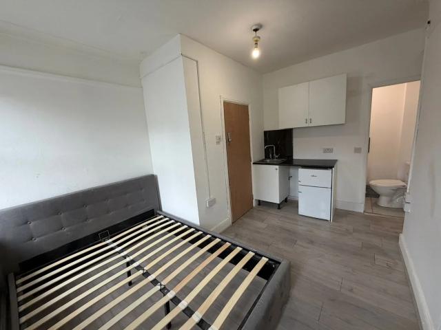 Flat for rent in Burnt Oak, Greater London