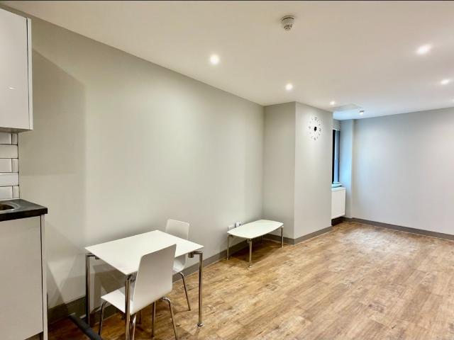 Flat for rent in Ringlestone, Midway