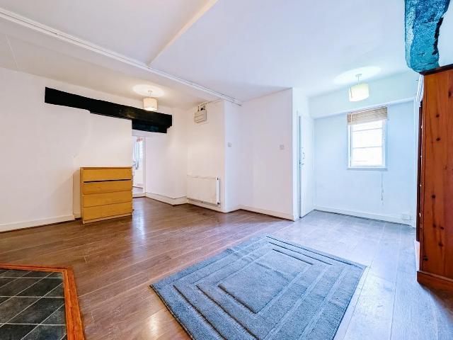 Flat for rent in Well Hall, Greater London
