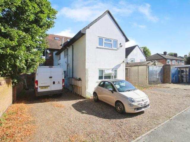 Flat for rent in Iver, Richings Park