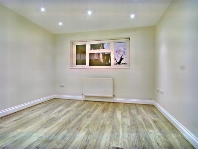 Flat for rent in Iver, Richings Park