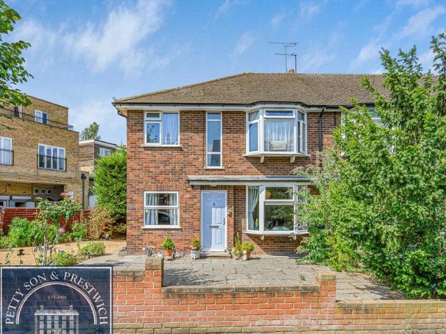 Flat for rent in Snaresbrook, Greater London