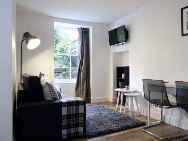 Flat for rent in Hillside, Leith