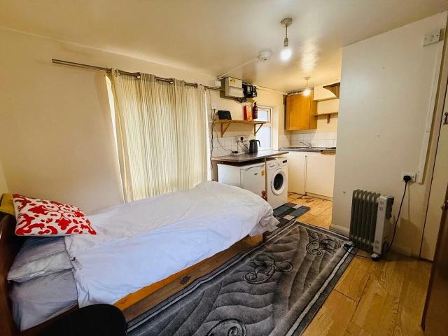 Flat for rent in London Borough of Ealing, Greater London