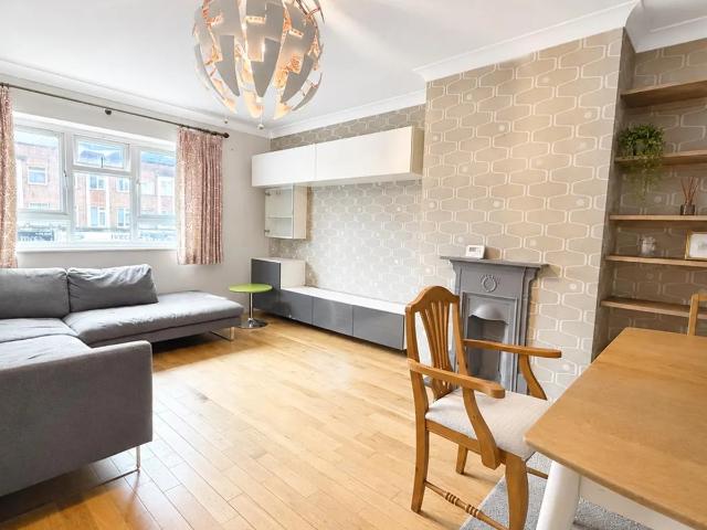 Flat for rent in London Borough of Hillingdon, Greater London