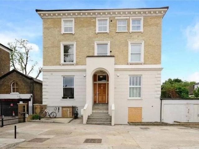 Flat for rent in Clapham Park, Greater London